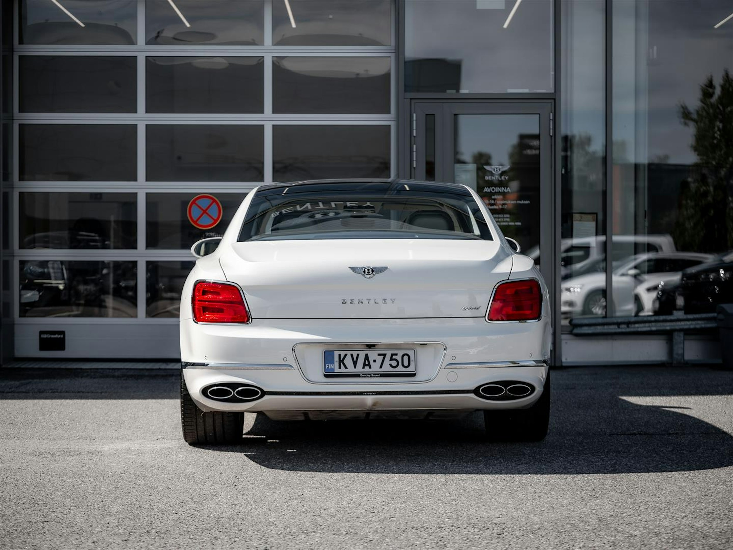 Valkoinen Bentley Flying Spur 2023 kuva 10.