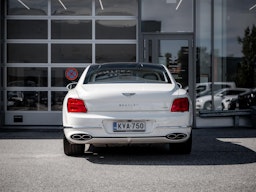 Valkoinen Bentley Flying Spur 2023 kuva 10.