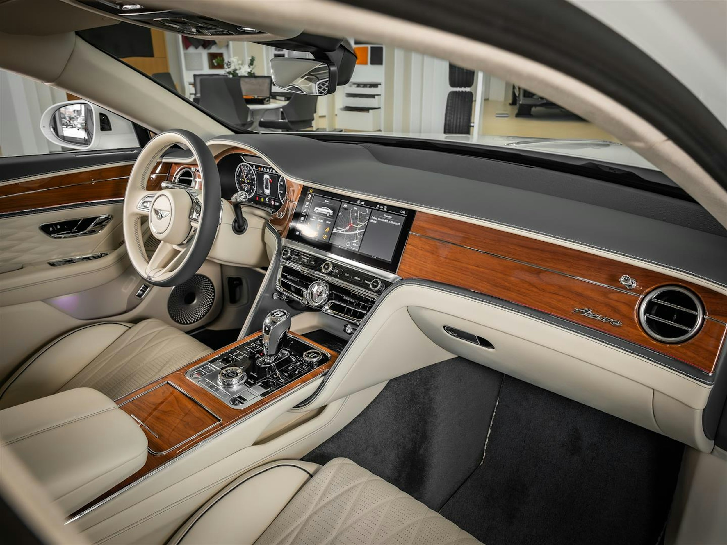Valkoinen Bentley Flying Spur 2023 kuva 11.