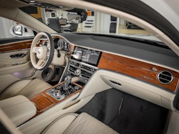 Valkoinen Bentley Flying Spur 2023 kuva 11.