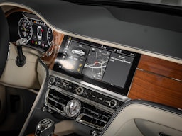 Valkoinen Bentley Flying Spur 2023 kuva 12.