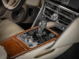 Valkoinen Bentley Flying Spur 2023 kuva 13.