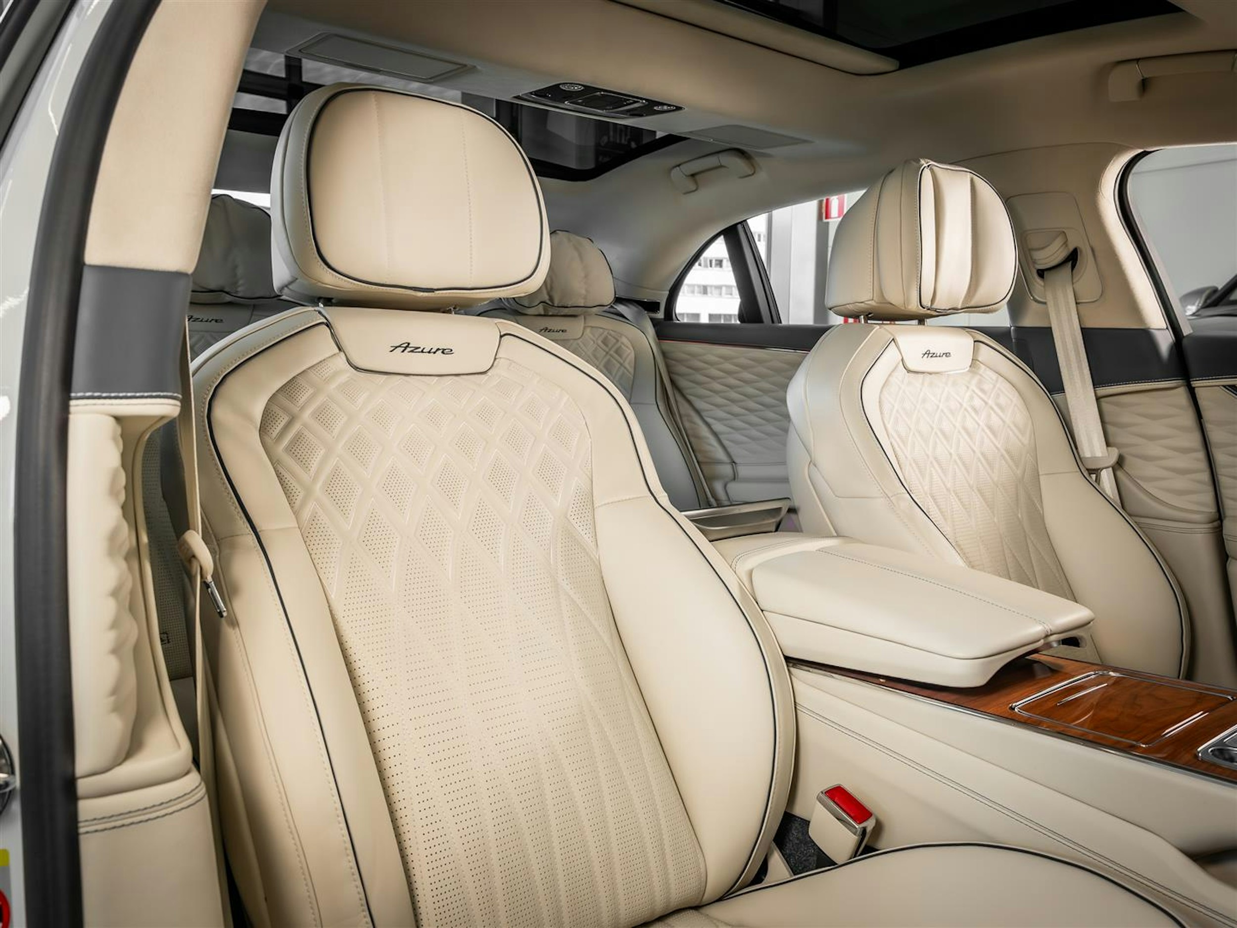 Valkoinen Bentley Flying Spur 2023 kuva 14.