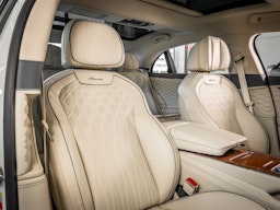 Valkoinen Bentley Flying Spur 2023 kuva 14.