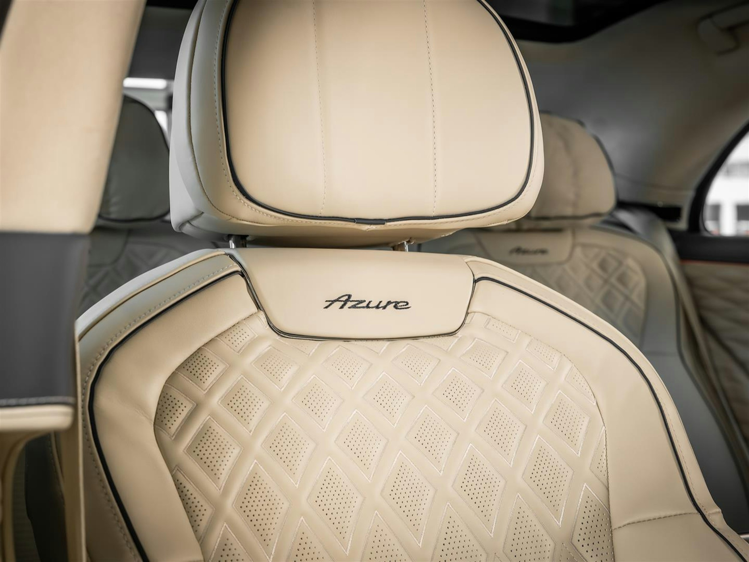 Valkoinen Bentley Flying Spur 2023 kuva 15.