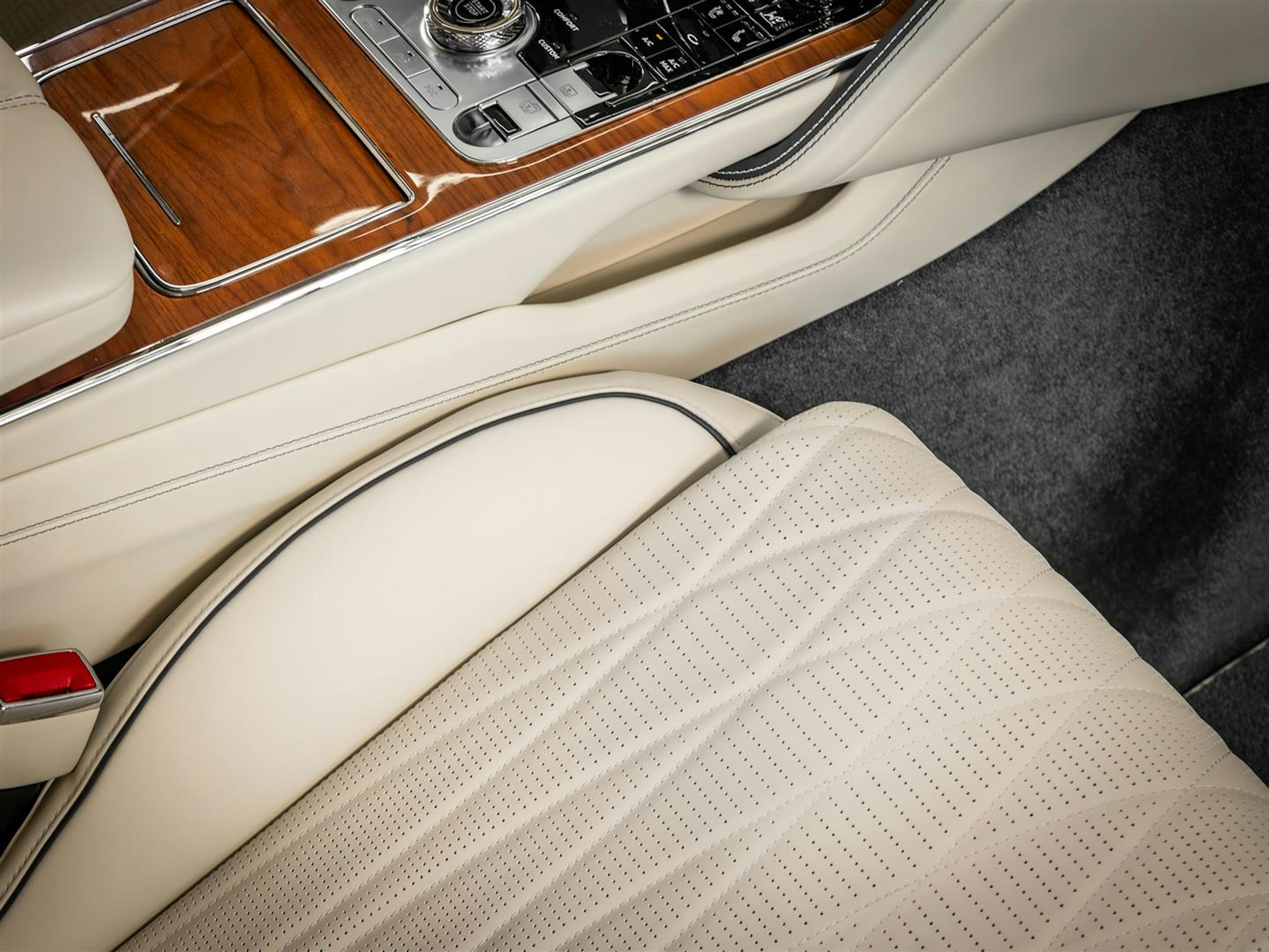 Valkoinen Bentley Flying Spur 2023 kuva 16.