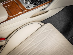 Valkoinen Bentley Flying Spur 2023 kuva 16.