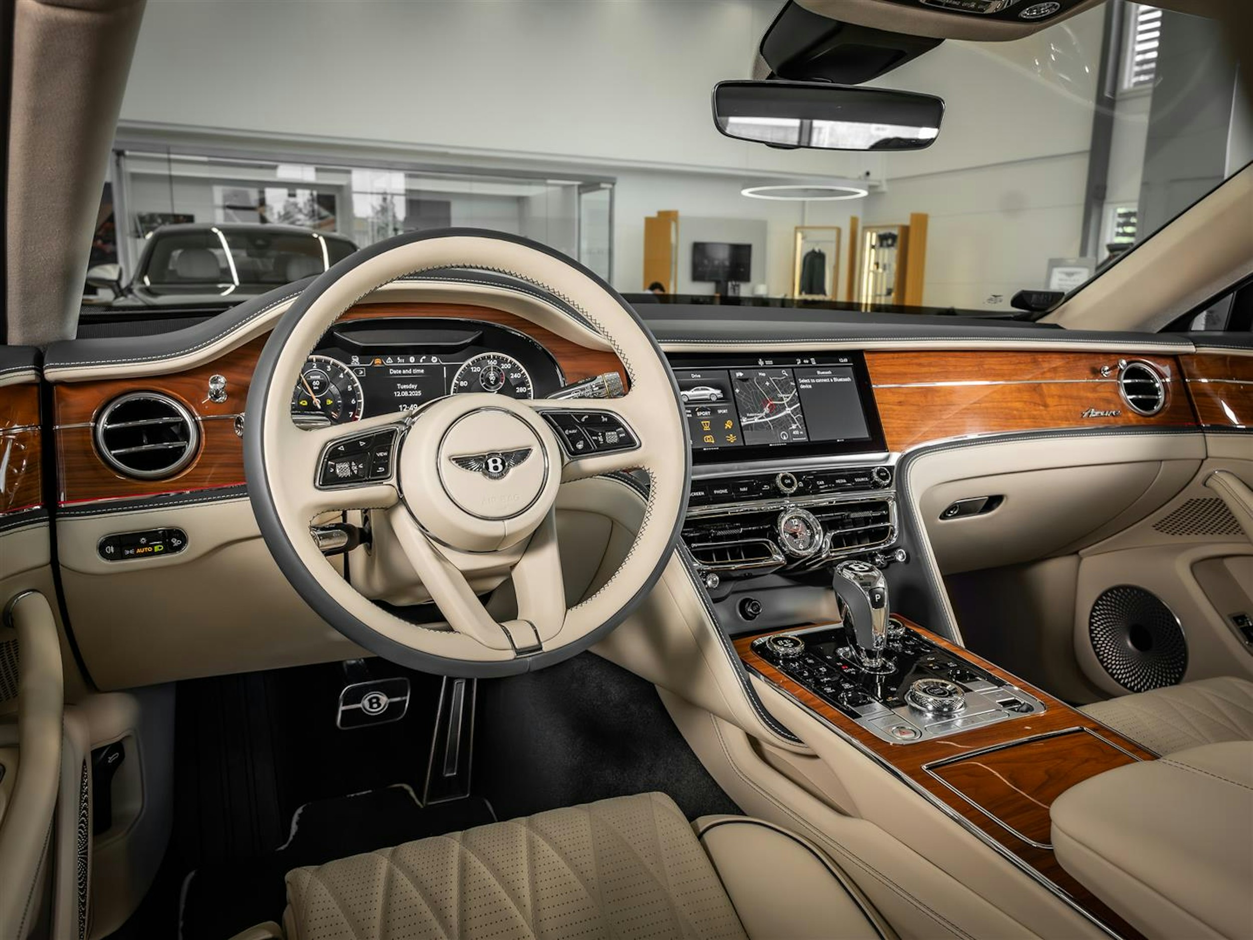 Valkoinen Bentley Flying Spur 2023 kuva 17.