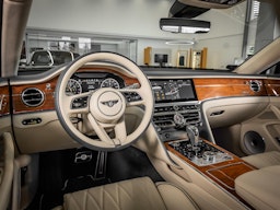 Valkoinen Bentley Flying Spur 2023 kuva 17.