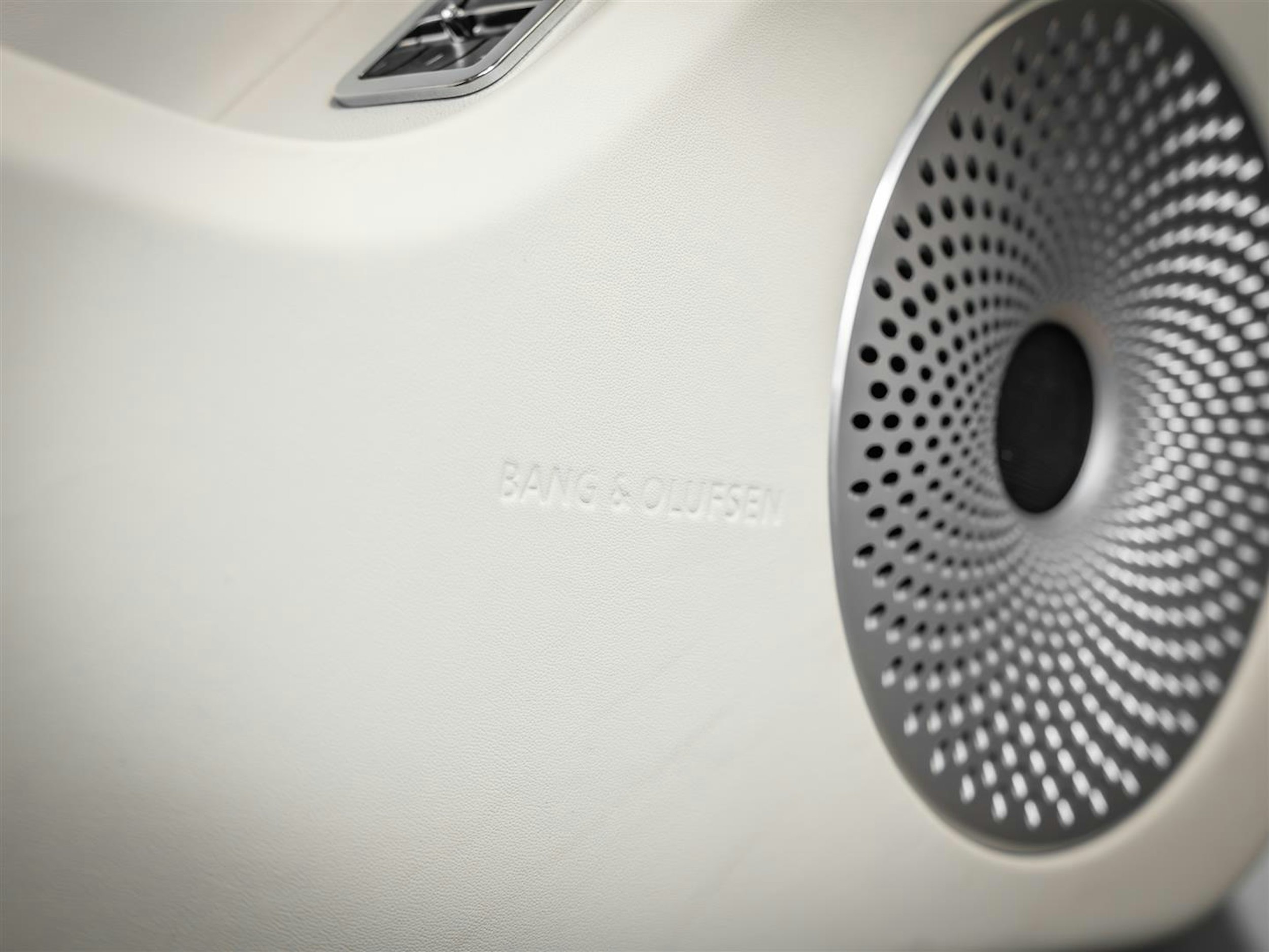 Valkoinen Bentley Flying Spur 2023 kuva 18.