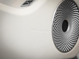 Valkoinen Bentley Flying Spur 2023 kuva 18.