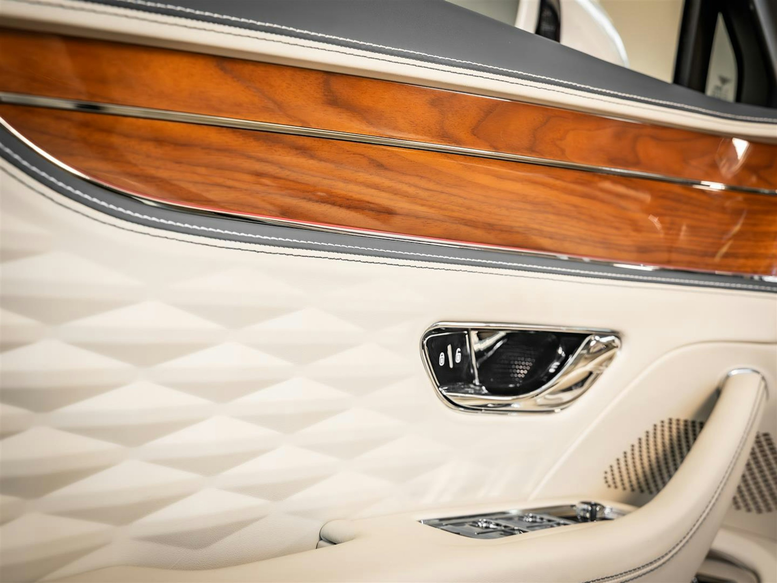 Valkoinen Bentley Flying Spur 2023 kuva 19.