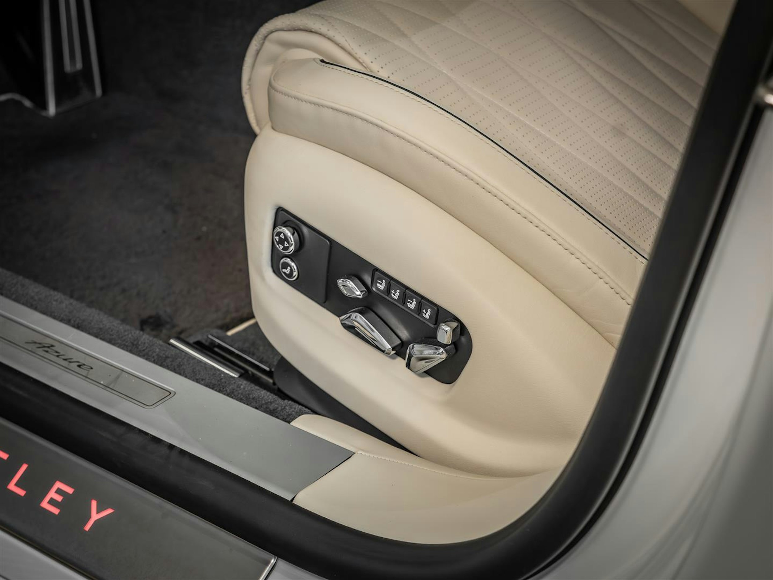 Valkoinen Bentley Flying Spur 2023 kuva 20.