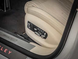 Valkoinen Bentley Flying Spur 2023 kuva 20.