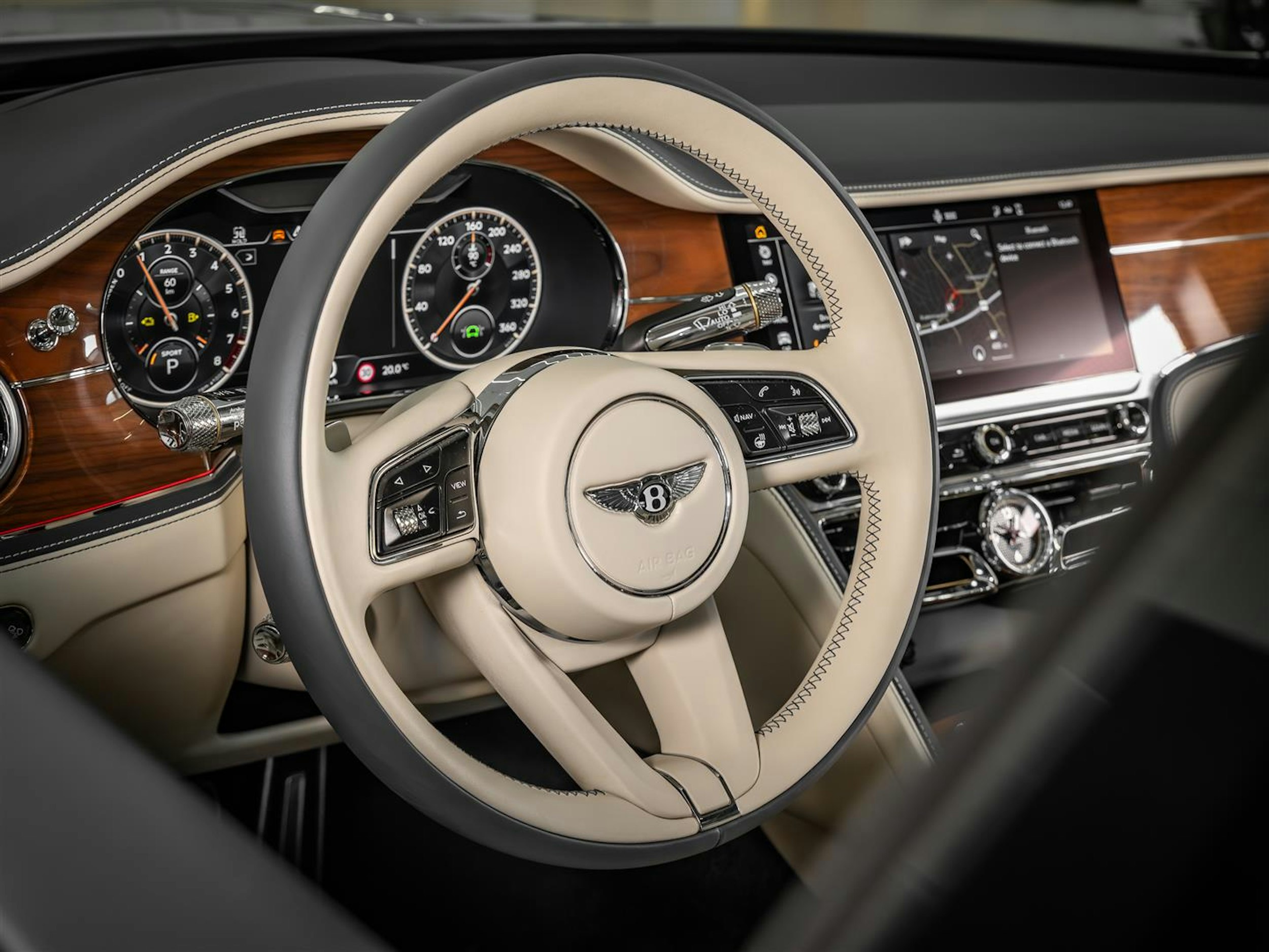 Valkoinen Bentley Flying Spur 2023 kuva 21.