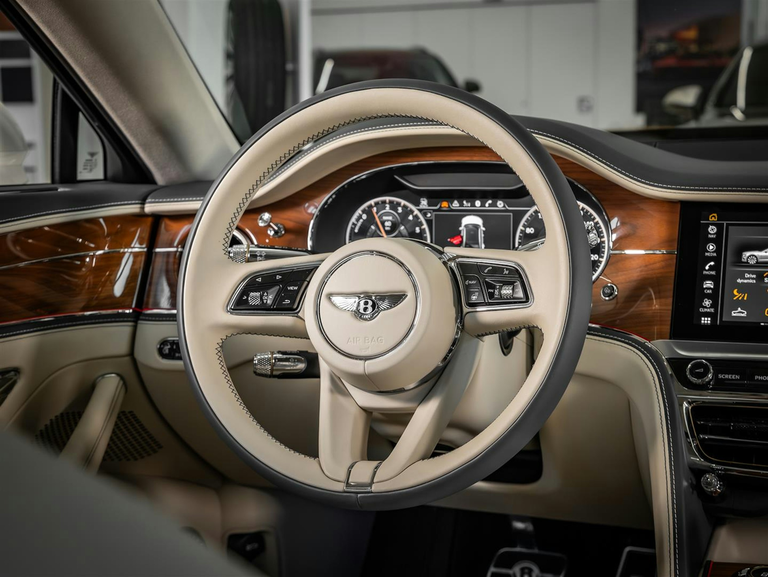 Valkoinen Bentley Flying Spur 2023 kuva 22.