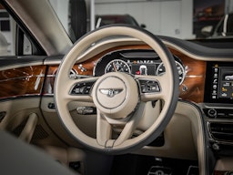 Valkoinen Bentley Flying Spur 2023 kuva 22.