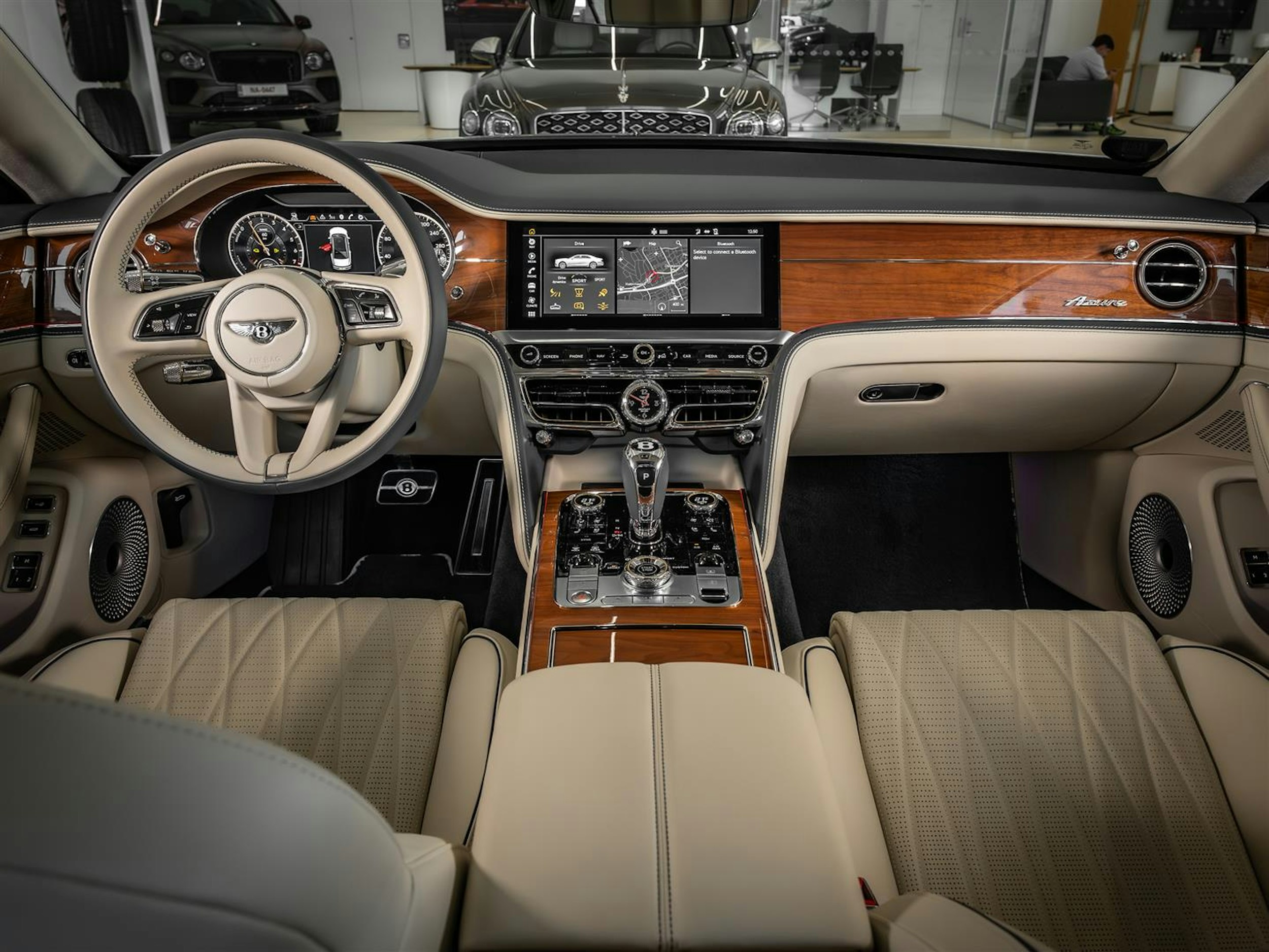 Valkoinen Bentley Flying Spur 2023 kuva 23.