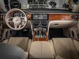 Valkoinen Bentley Flying Spur 2023 kuva 23.