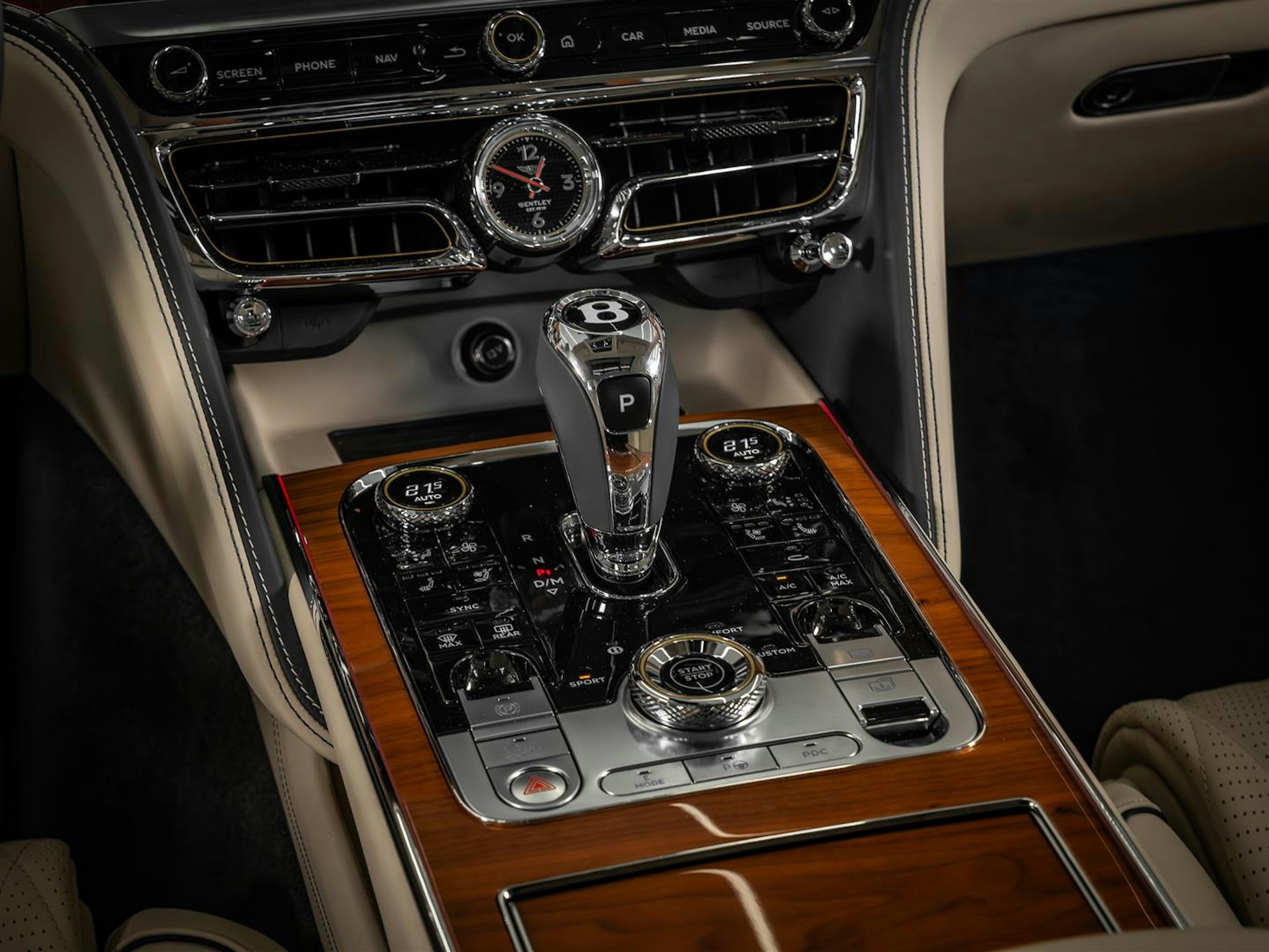 Valkoinen Bentley Flying Spur 2023 kuva 24.