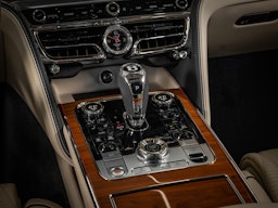Valkoinen Bentley Flying Spur 2023 kuva 24.
