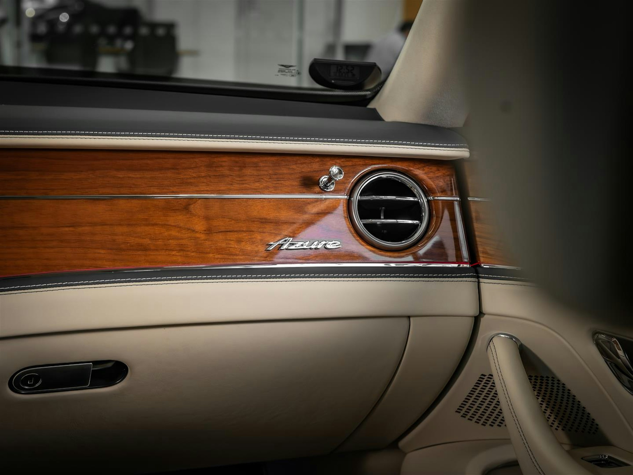 Valkoinen Bentley Flying Spur 2023 kuva 25.
