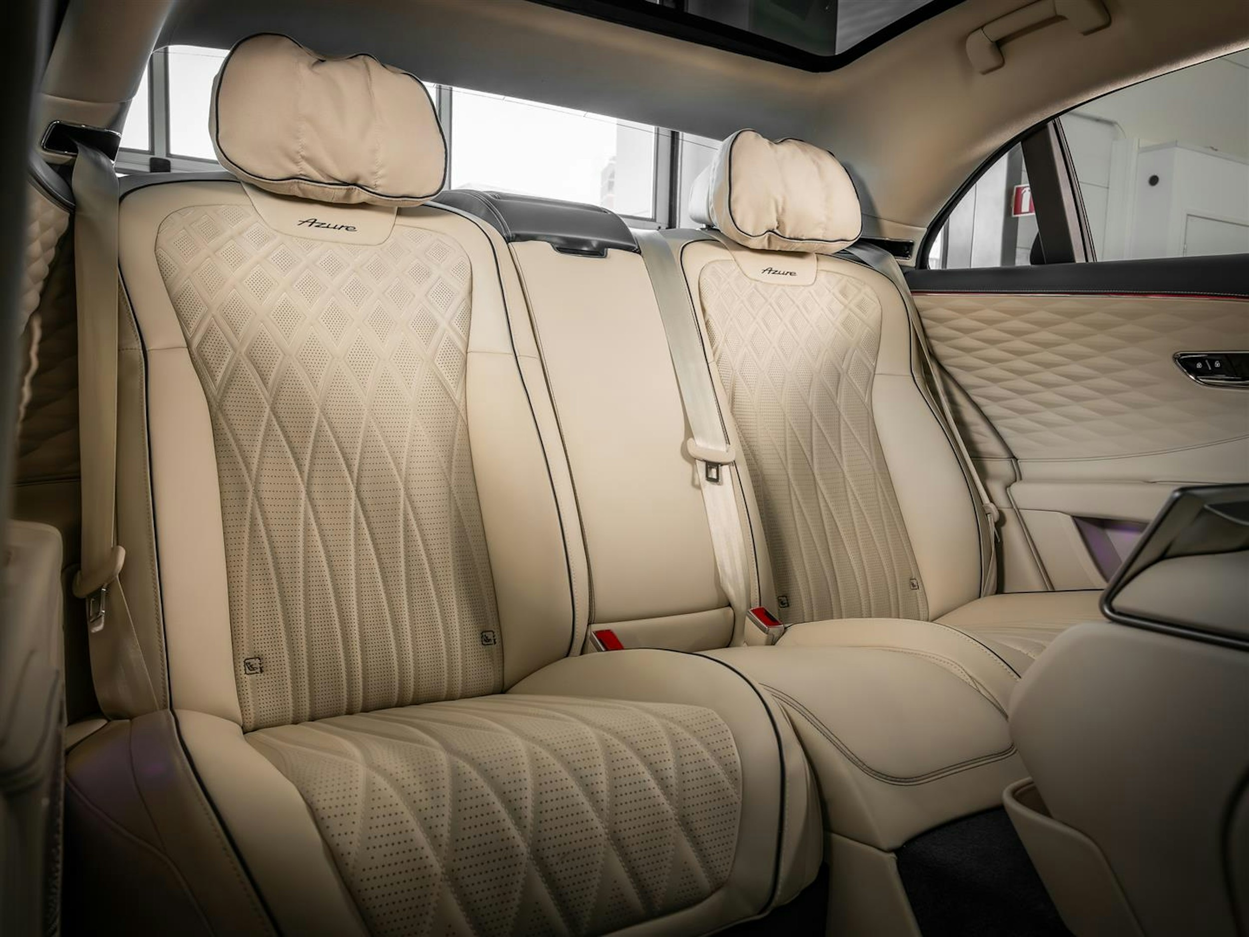 Valkoinen Bentley Flying Spur 2023 kuva 26.