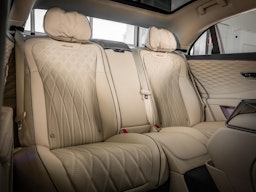 Valkoinen Bentley Flying Spur 2023 kuva 26.