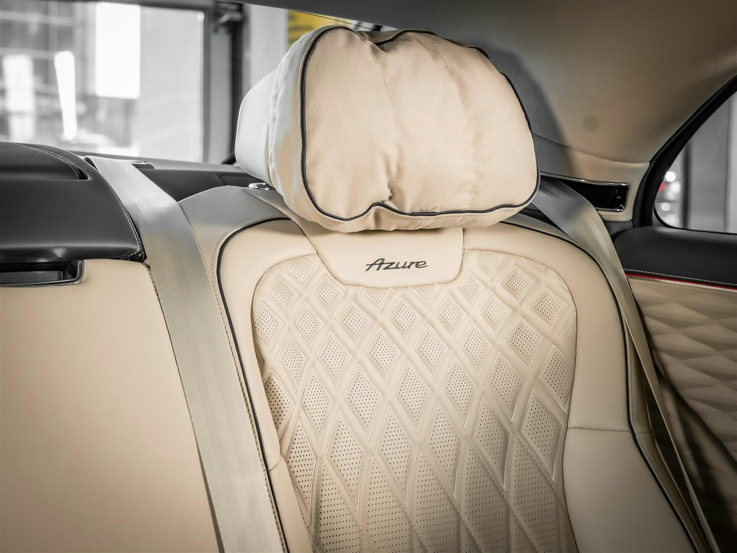Valkoinen Bentley Flying Spur 2023 kuva 27.