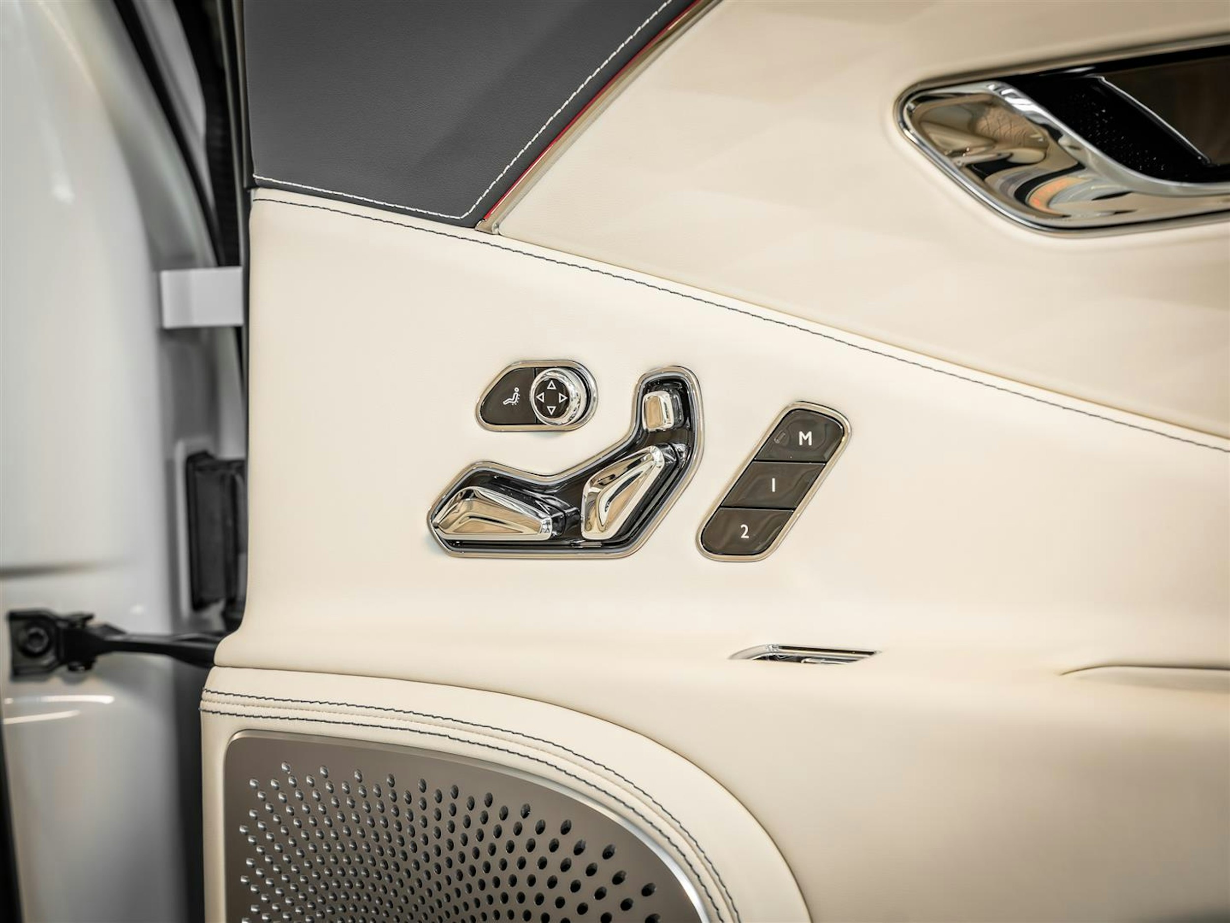 Valkoinen Bentley Flying Spur 2023 kuva 28.
