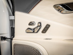 Valkoinen Bentley Flying Spur 2023 kuva 28.