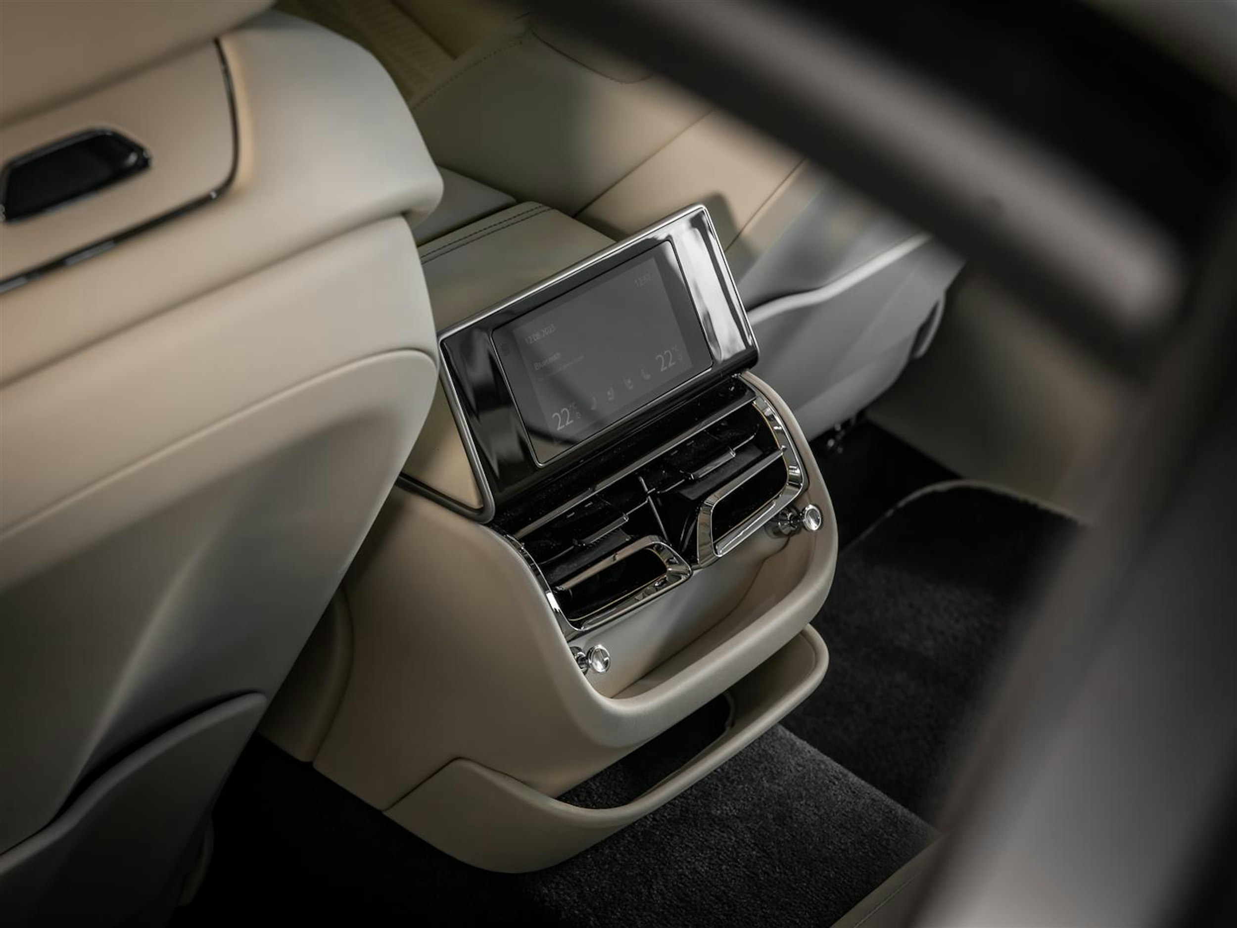 Valkoinen Bentley Flying Spur 2023 kuva 29.