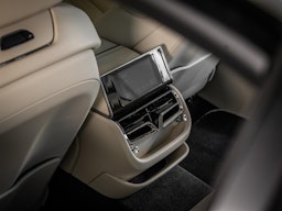 Valkoinen Bentley Flying Spur 2023 kuva 29.