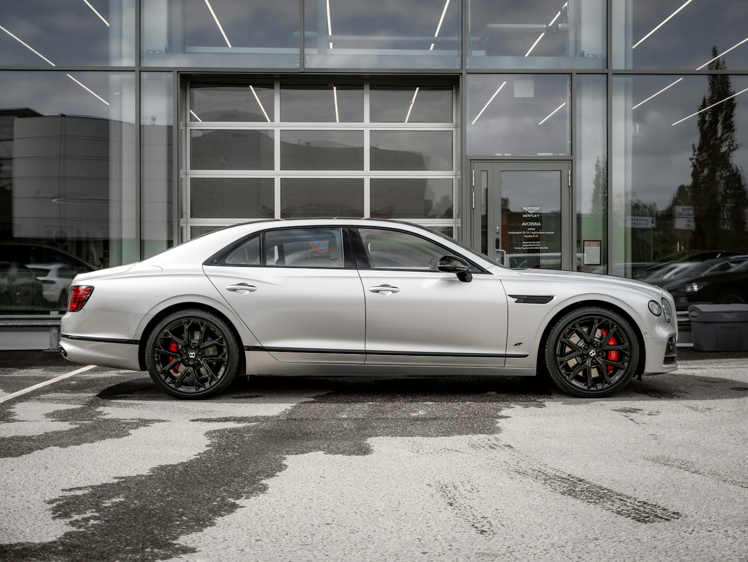 harmaa Bentley Flying Spur 2024 kuva 2.
