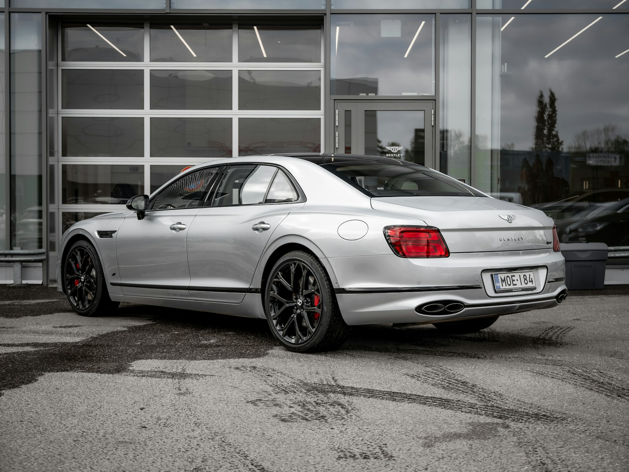 harmaa Bentley Flying Spur 2024 kuva 3.