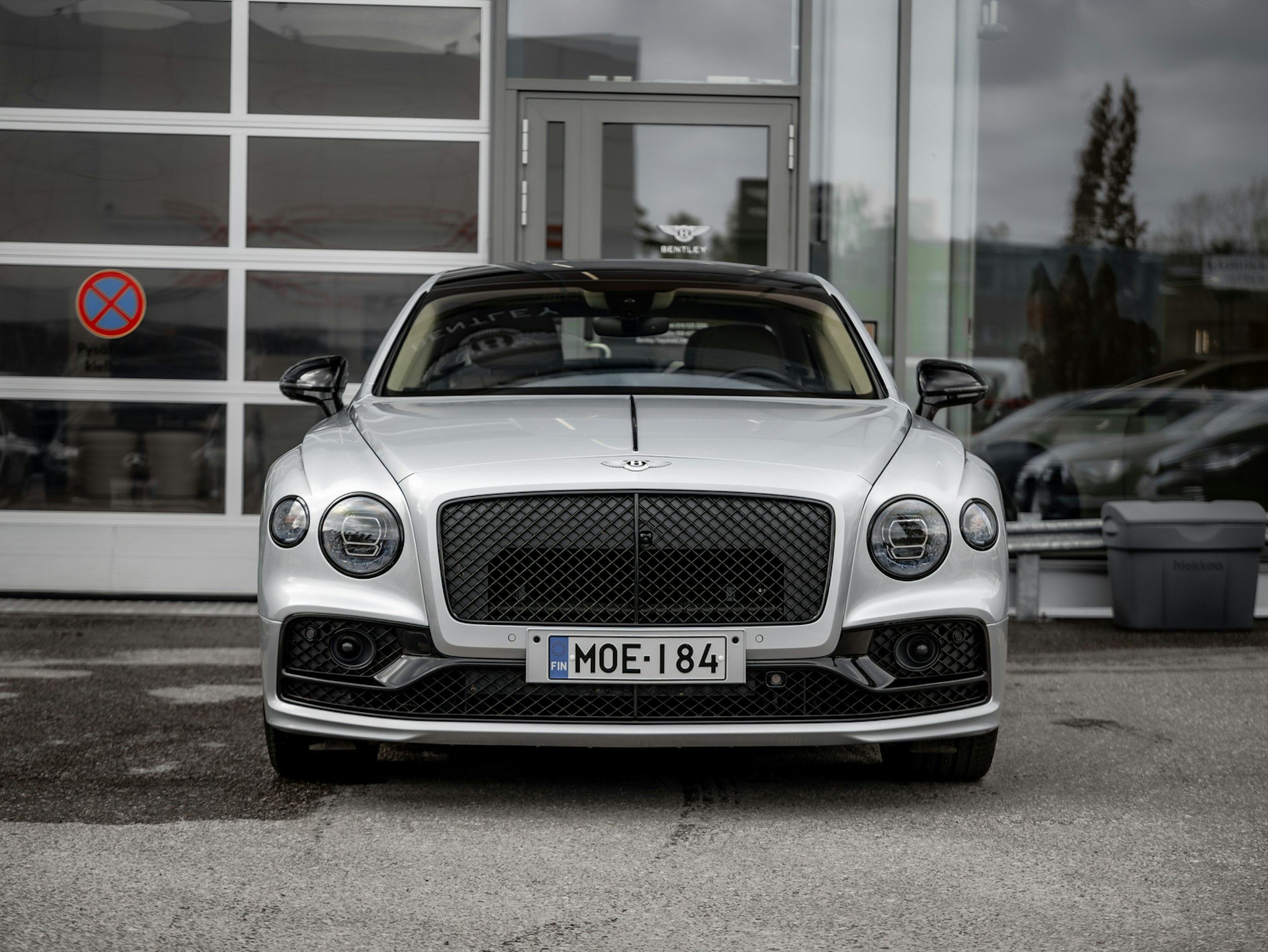 harmaa Bentley Flying Spur 2024 kuva 4.
