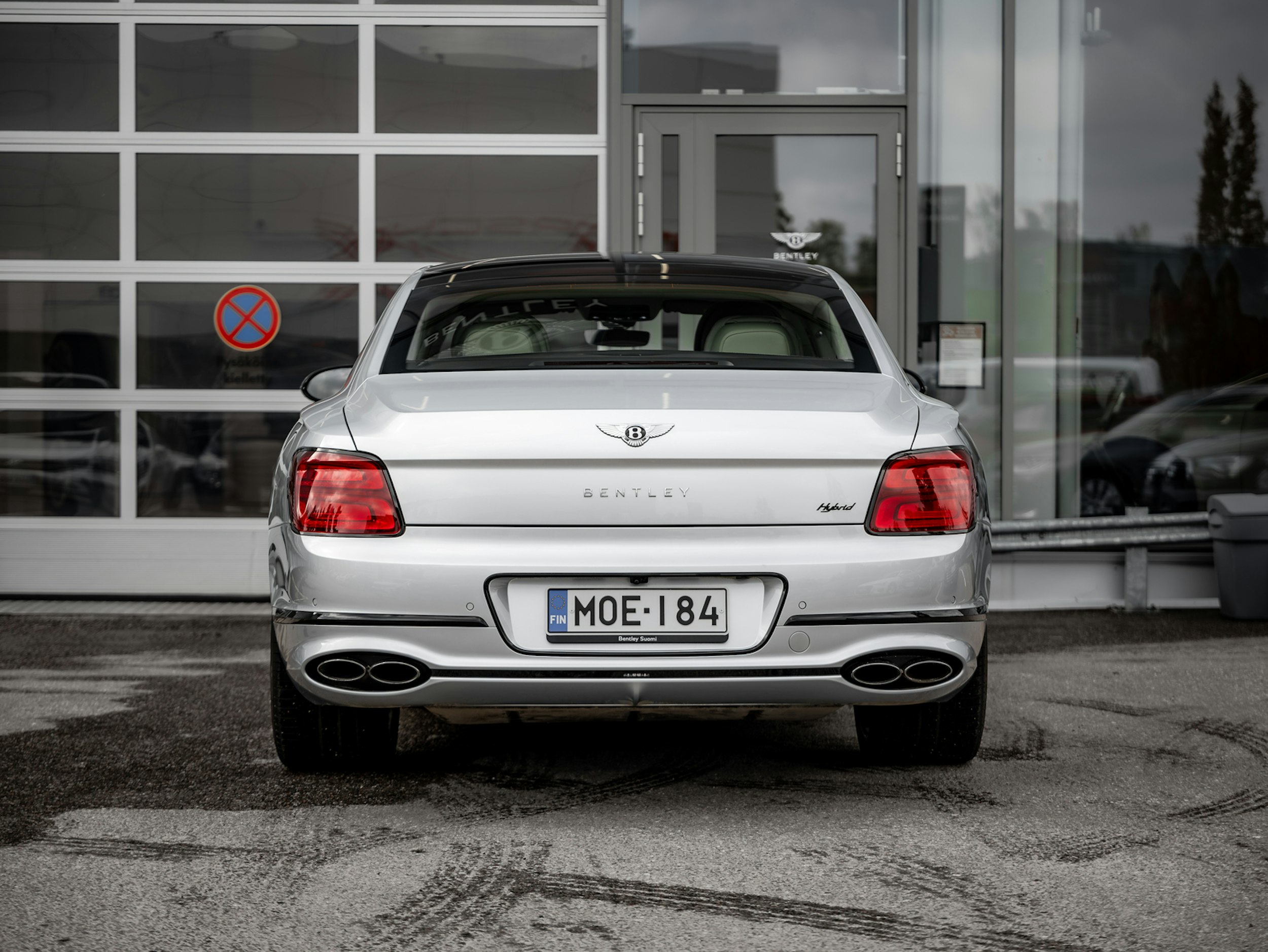 harmaa Bentley Flying Spur 2024 kuva 5.