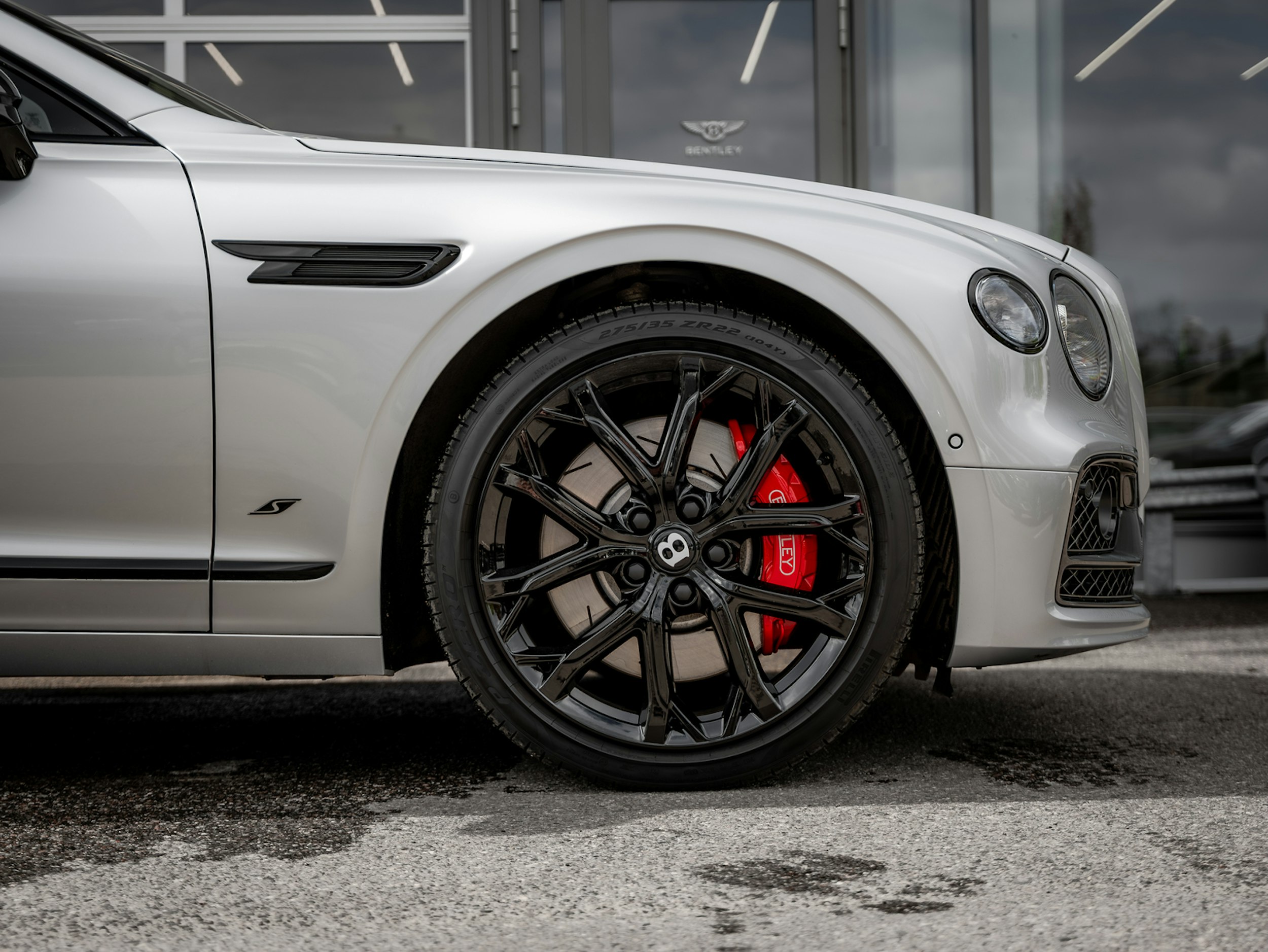 harmaa Bentley Flying Spur 2024 kuva 6.