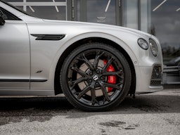 harmaa Bentley Flying Spur 2024 kuva 6.