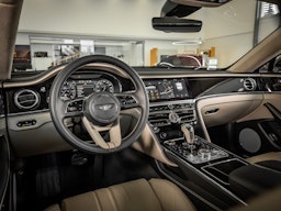 harmaa Bentley Flying Spur 2024 kuva 7.