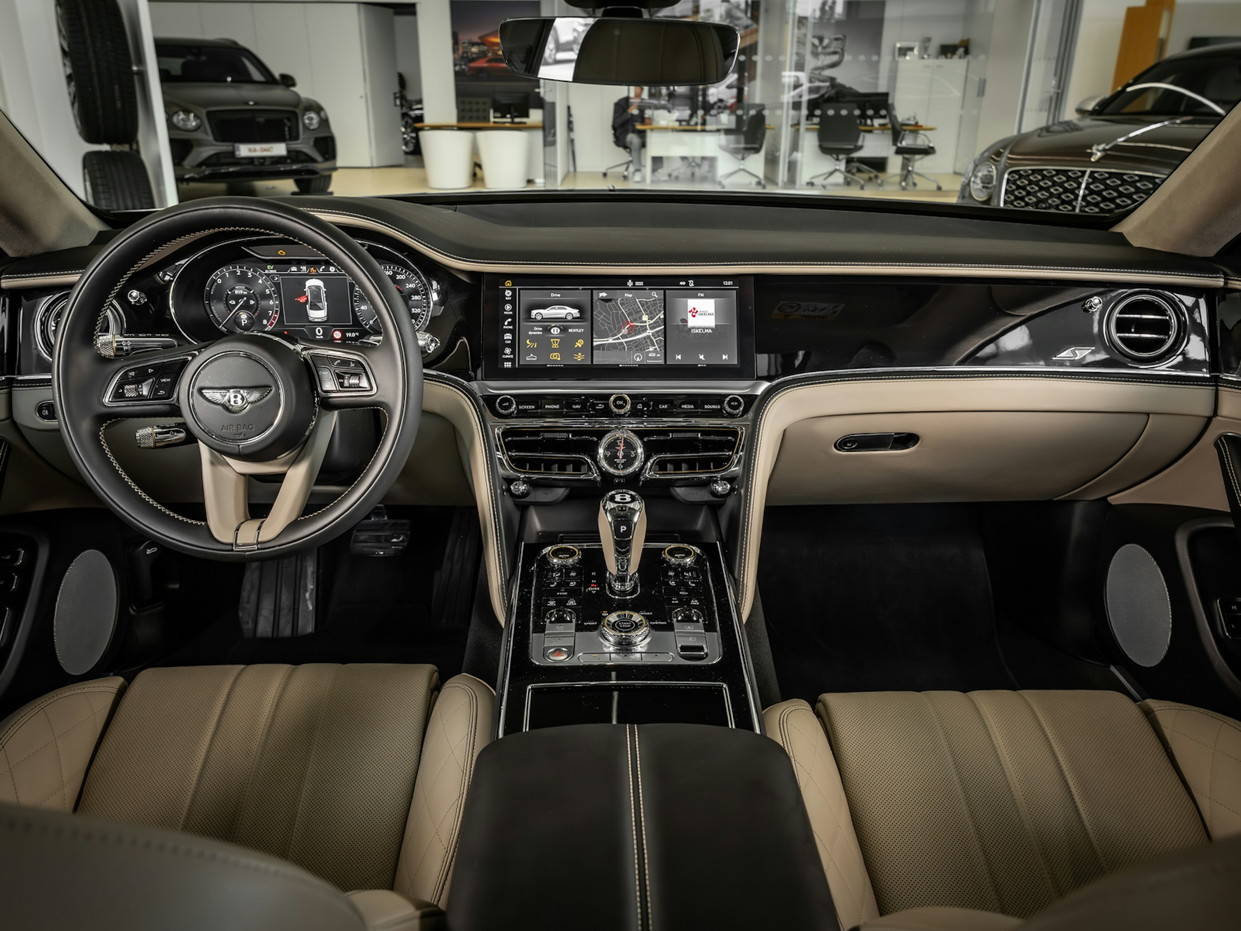 harmaa Bentley Flying Spur 2024 kuva 8.
