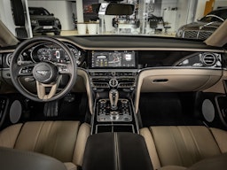 harmaa Bentley Flying Spur 2024 kuva 8.