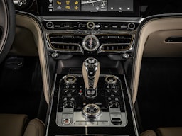 harmaa Bentley Flying Spur 2024 kuva 9.