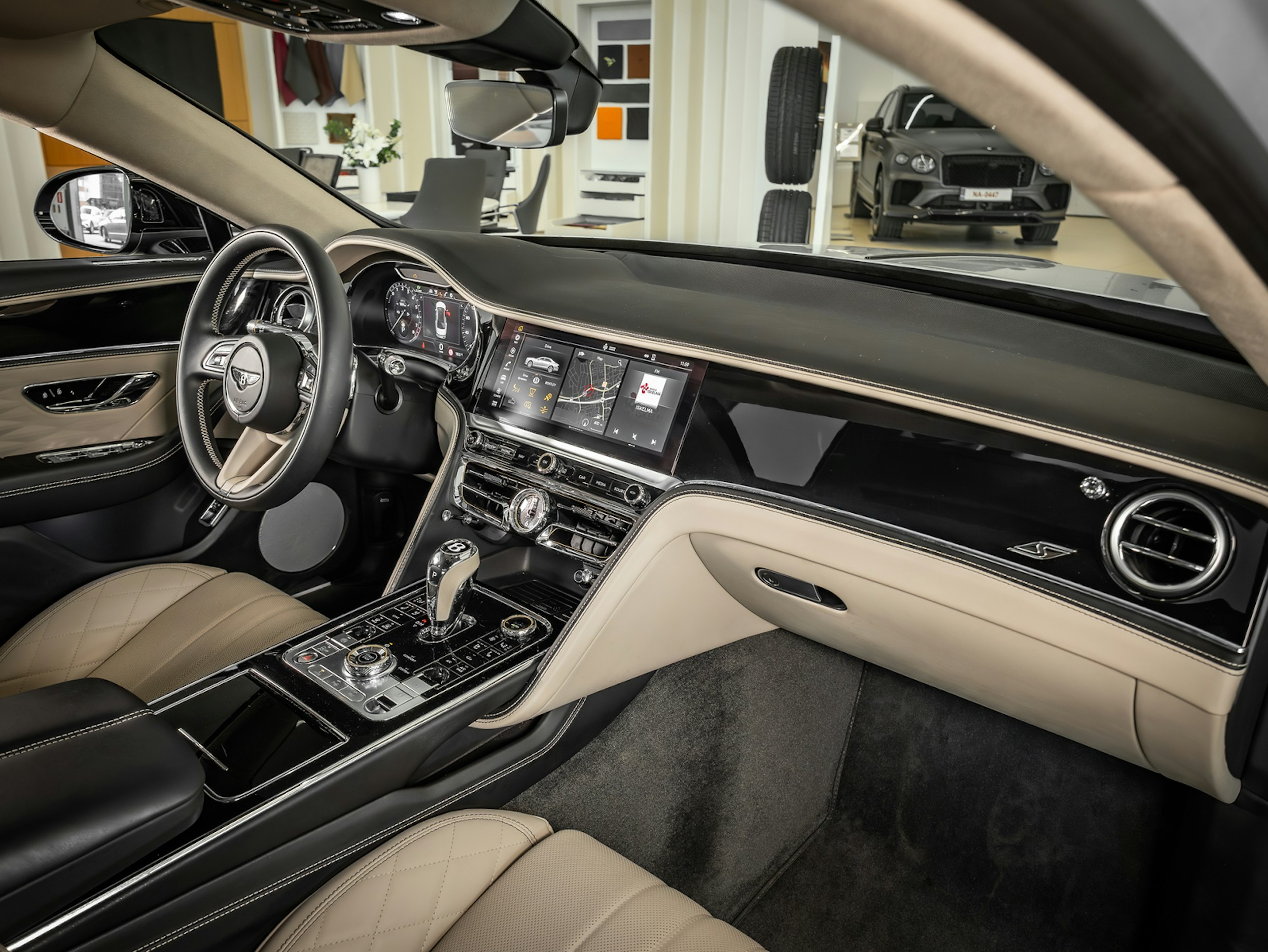 harmaa Bentley Flying Spur 2024 kuva 10.