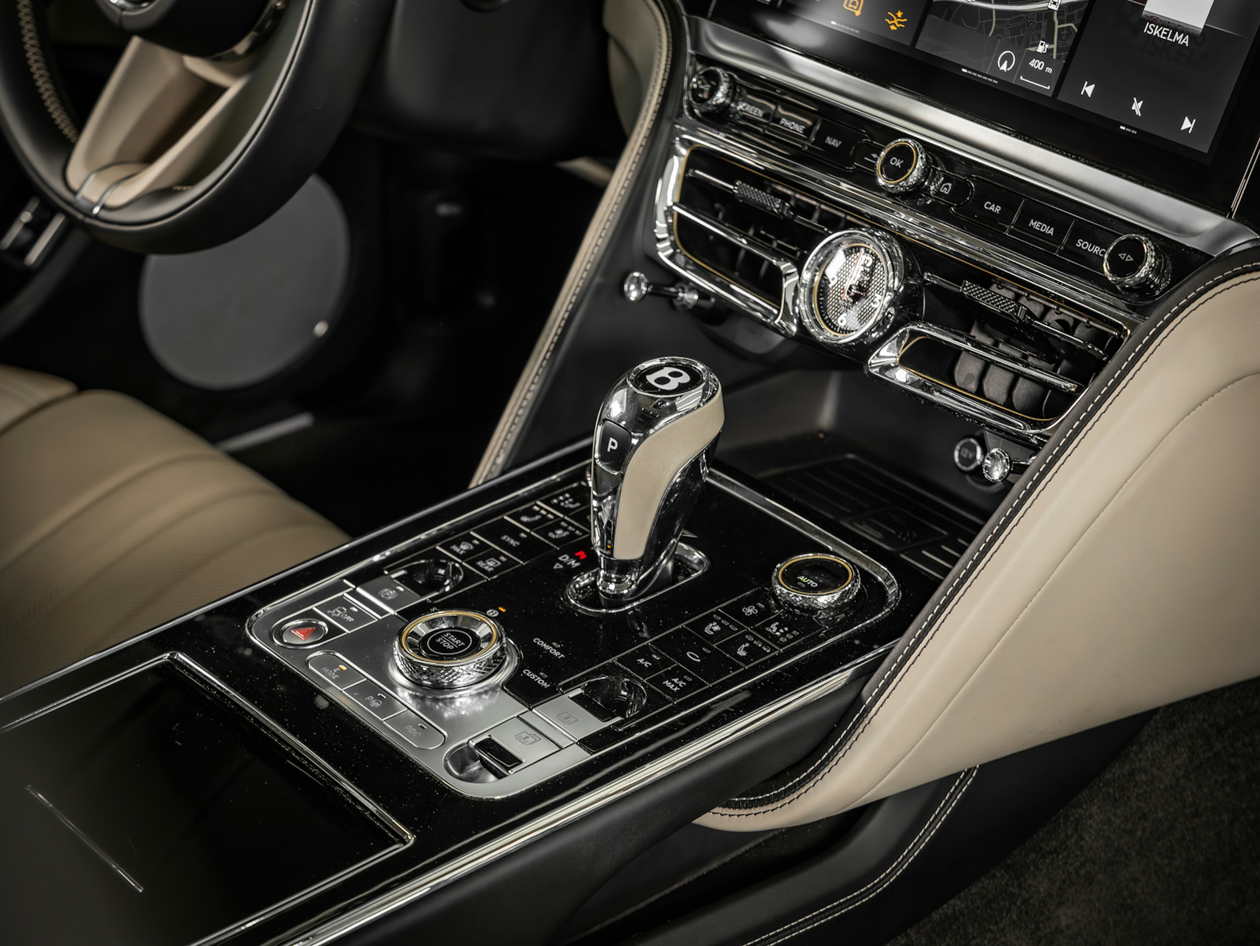 harmaa Bentley Flying Spur 2024 kuva 11.