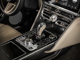 harmaa Bentley Flying Spur 2024 kuva 11.