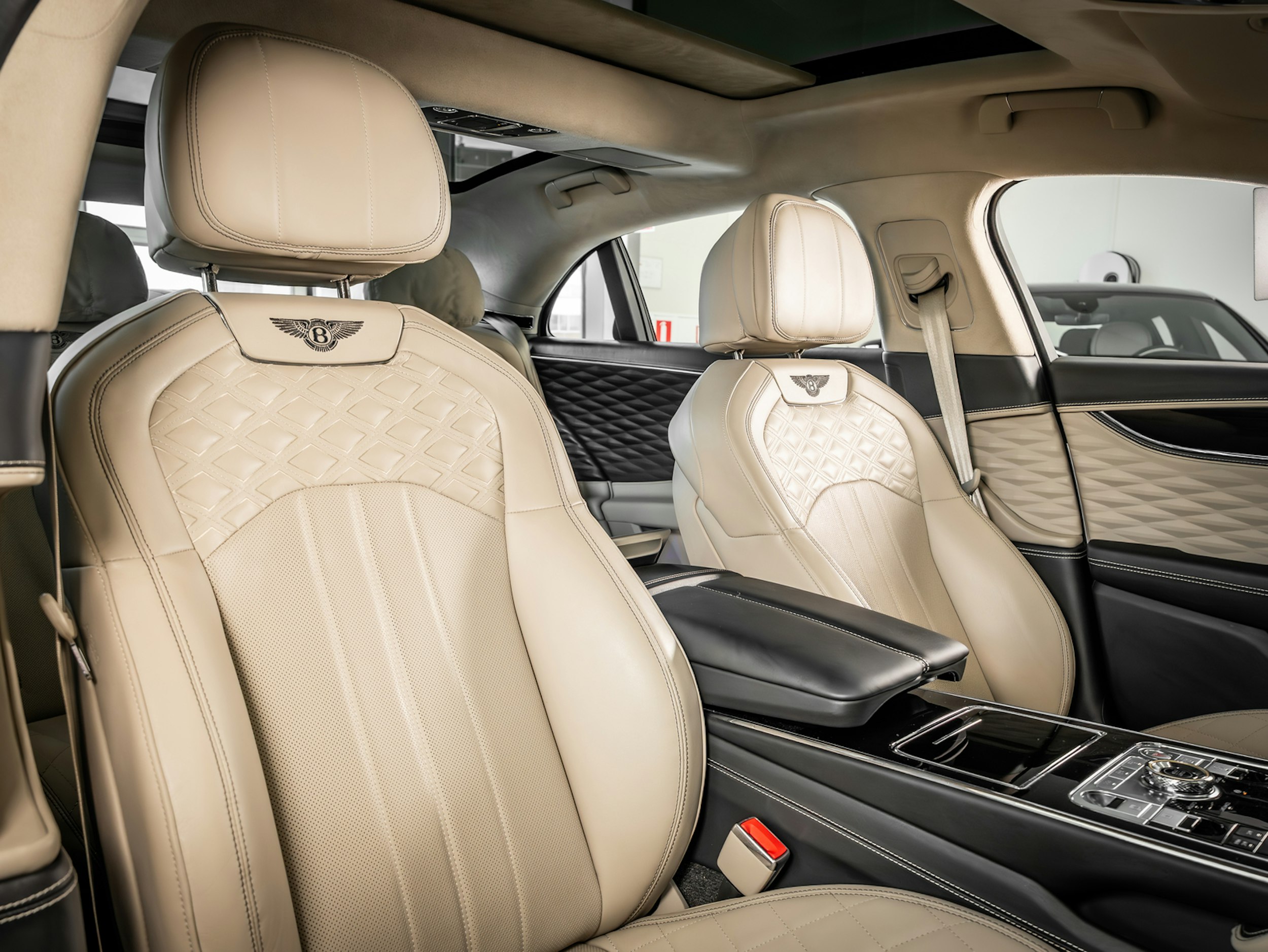 harmaa Bentley Flying Spur 2024 kuva 12.