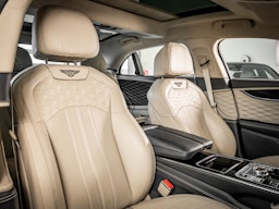 harmaa Bentley Flying Spur 2024 kuva 12.