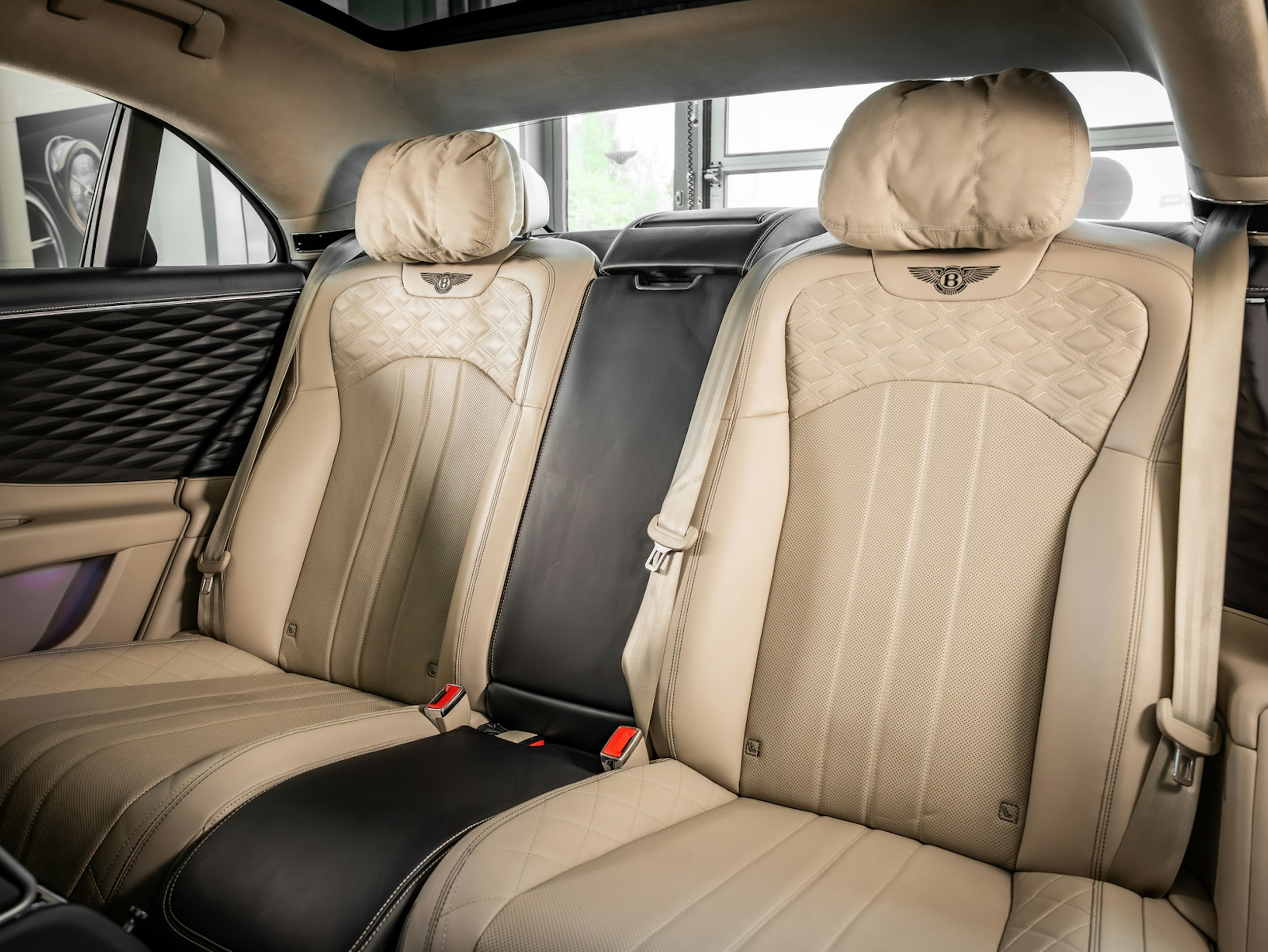 harmaa Bentley Flying Spur 2024 kuva 13.