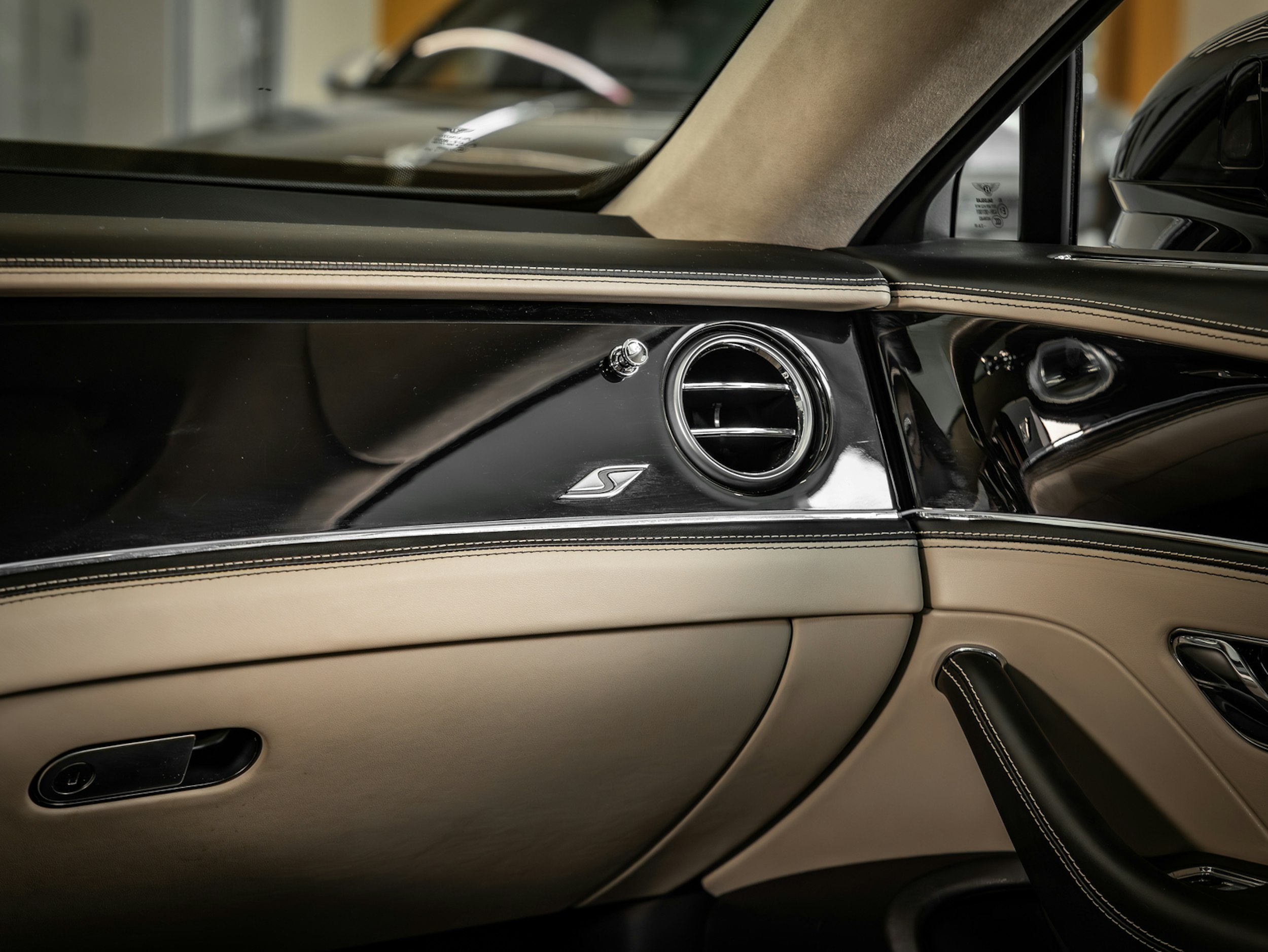 harmaa Bentley Flying Spur 2024 kuva 15.
